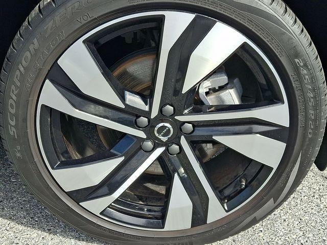 2024 Volvo XC40 B5 AWD Plus Dark Theme