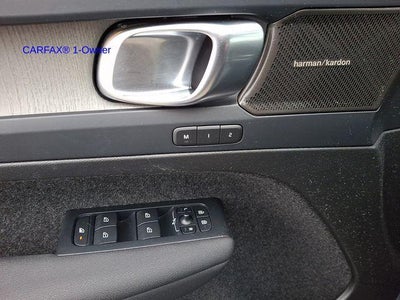 2023 Volvo XC40 B5 AWD Plus Dark Theme
