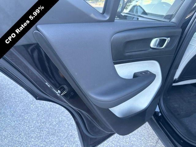 2023 Volvo XC40 B5 AWD Plus Dark Theme