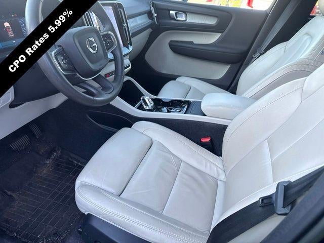 2023 Volvo XC40 B5 AWD Plus Dark Theme