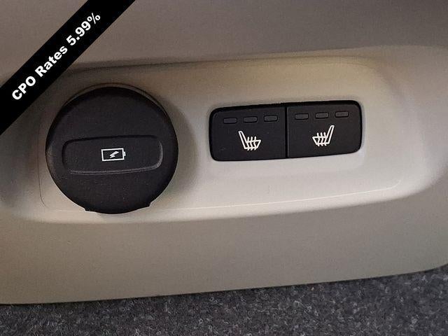 2023 Volvo XC40 B5 AWD Plus Dark Theme