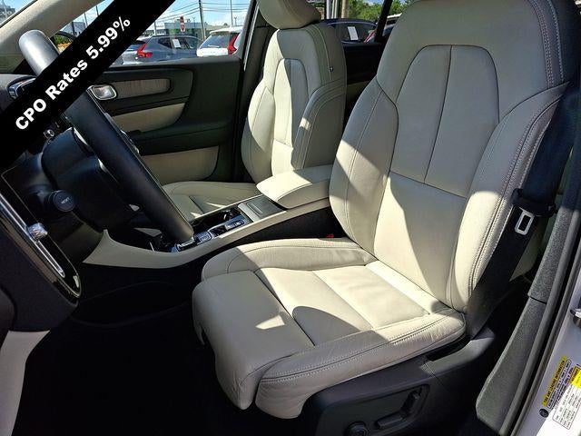 2023 Volvo XC40 B5 AWD Plus Dark Theme