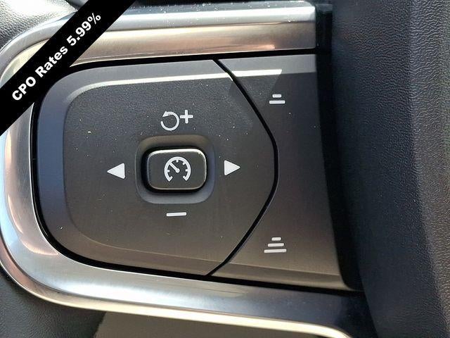 2023 Volvo XC40 B5 AWD Plus Dark Theme