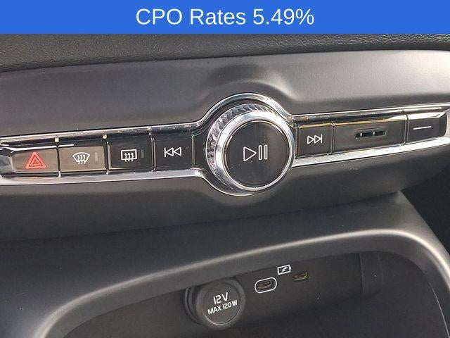 2023 Volvo XC40 B5 AWD Plus Dark Theme