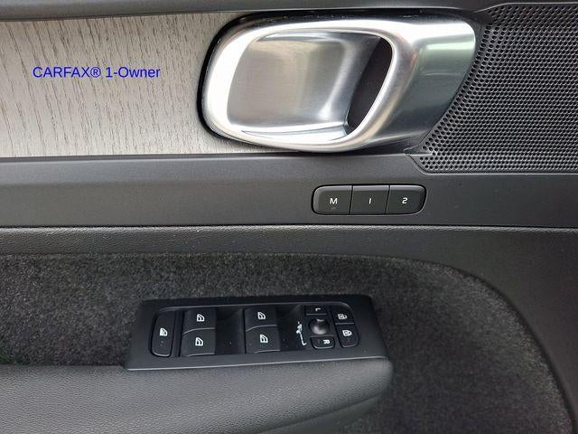 2023 Volvo XC40 B5 AWD Plus Dark Theme