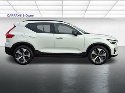 2023 Volvo XC40 B5 AWD Plus Dark Theme