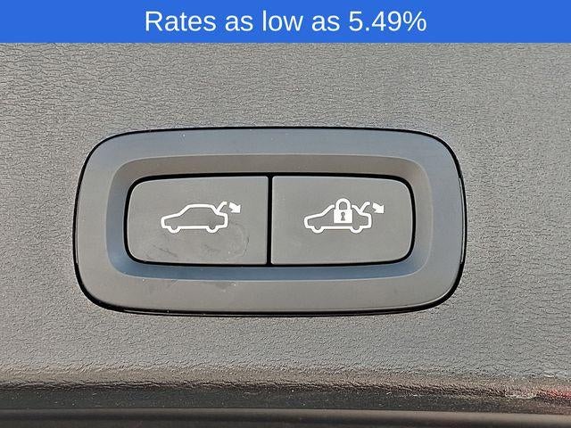 2023 Volvo XC40 B5 AWD Plus Dark Theme