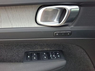 2023 Volvo XC40 B5 AWD Plus Dark Theme