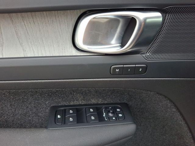 2023 Volvo XC40 B5 AWD Plus Dark Theme