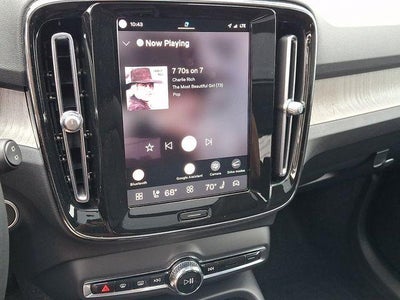 2023 Volvo XC40 B5 AWD Plus Dark Theme