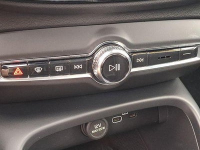 2023 Volvo XC40 B5 AWD Plus Dark Theme