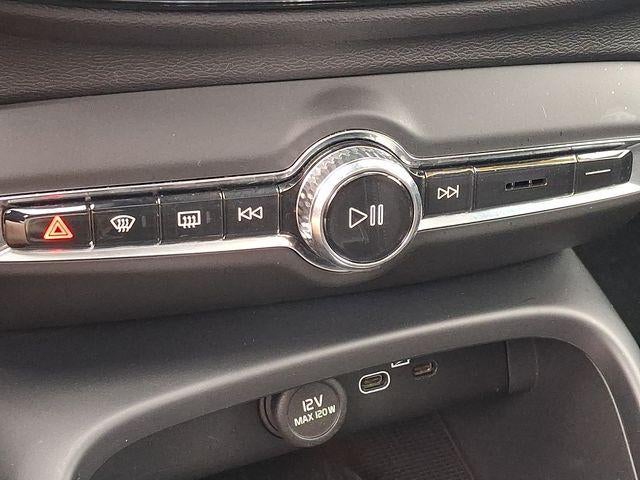 2023 Volvo XC40 B5 AWD Plus Dark Theme
