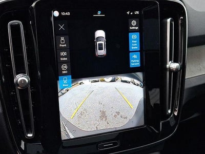 2023 Volvo XC40 B5 AWD Plus Dark Theme