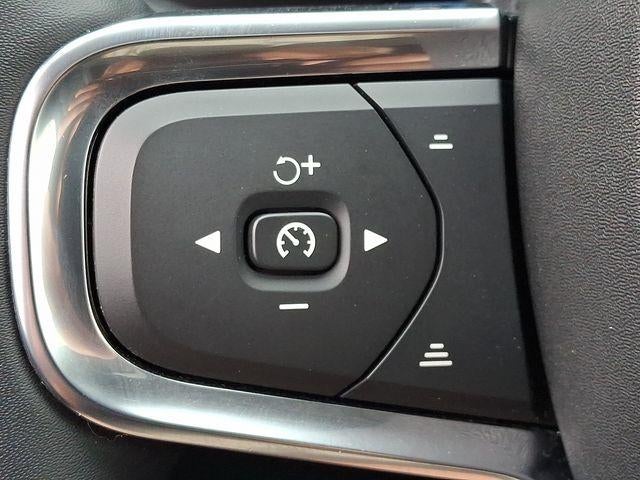 2023 Volvo XC40 B5 AWD Plus Dark Theme