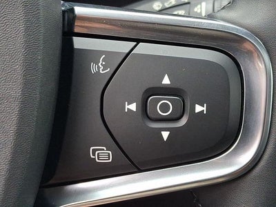 2023 Volvo XC40 B5 AWD Plus Dark Theme