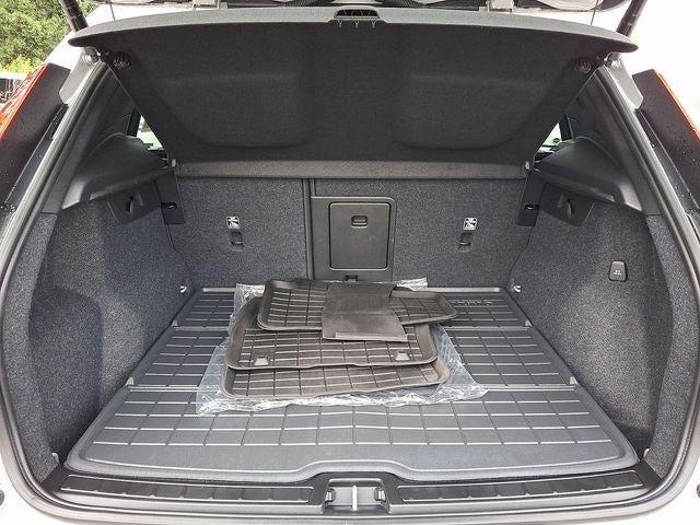 2023 Volvo XC40 B5 AWD Plus Dark Theme