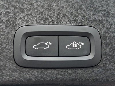 2023 Volvo XC40 B5 AWD Plus Dark Theme