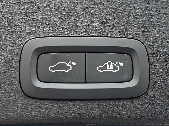 2023 Volvo XC40 B5 AWD Plus Dark Theme