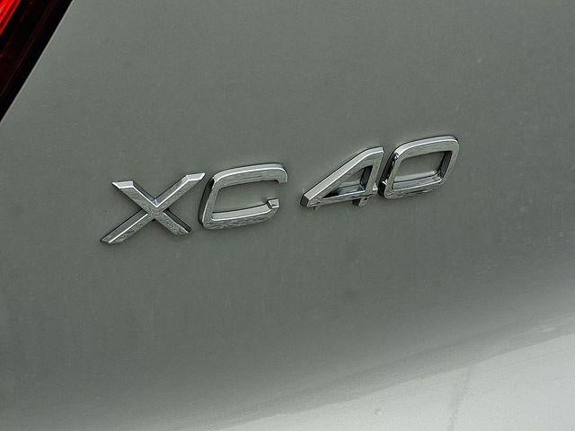 2023 Volvo XC40 B5 AWD Plus Dark Theme