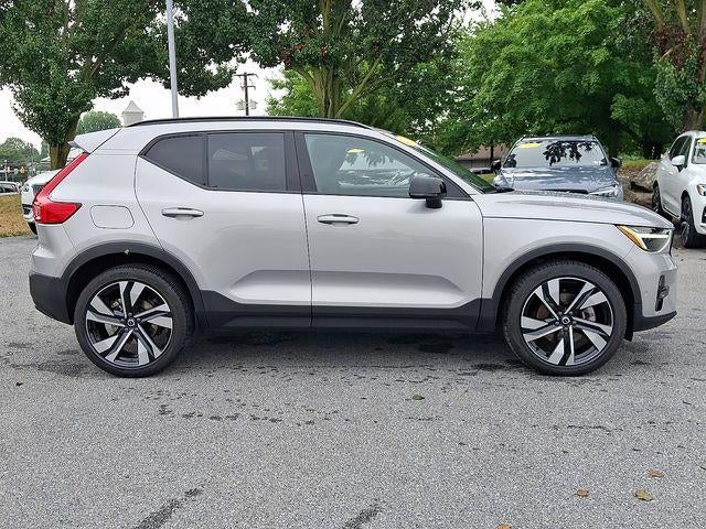 2023 Volvo XC40 B5 AWD Plus Dark Theme