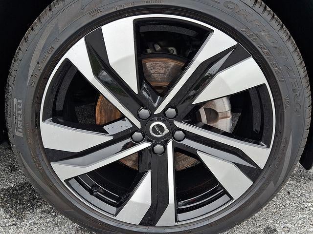 2023 Volvo XC40 B5 AWD Plus Dark Theme