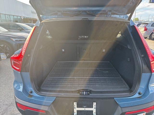 2023 Volvo XC40 B5 AWD Ultimate Dark Theme