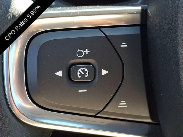 2023 Volvo XC40 B5 AWD Ultimate Dark Theme