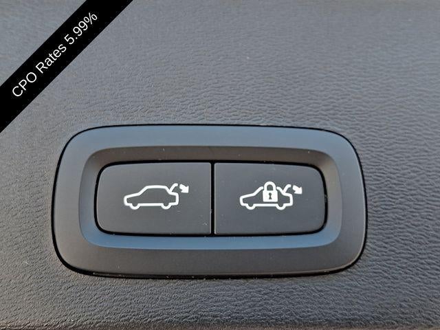 2023 Volvo XC40 B5 AWD Ultimate Dark Theme