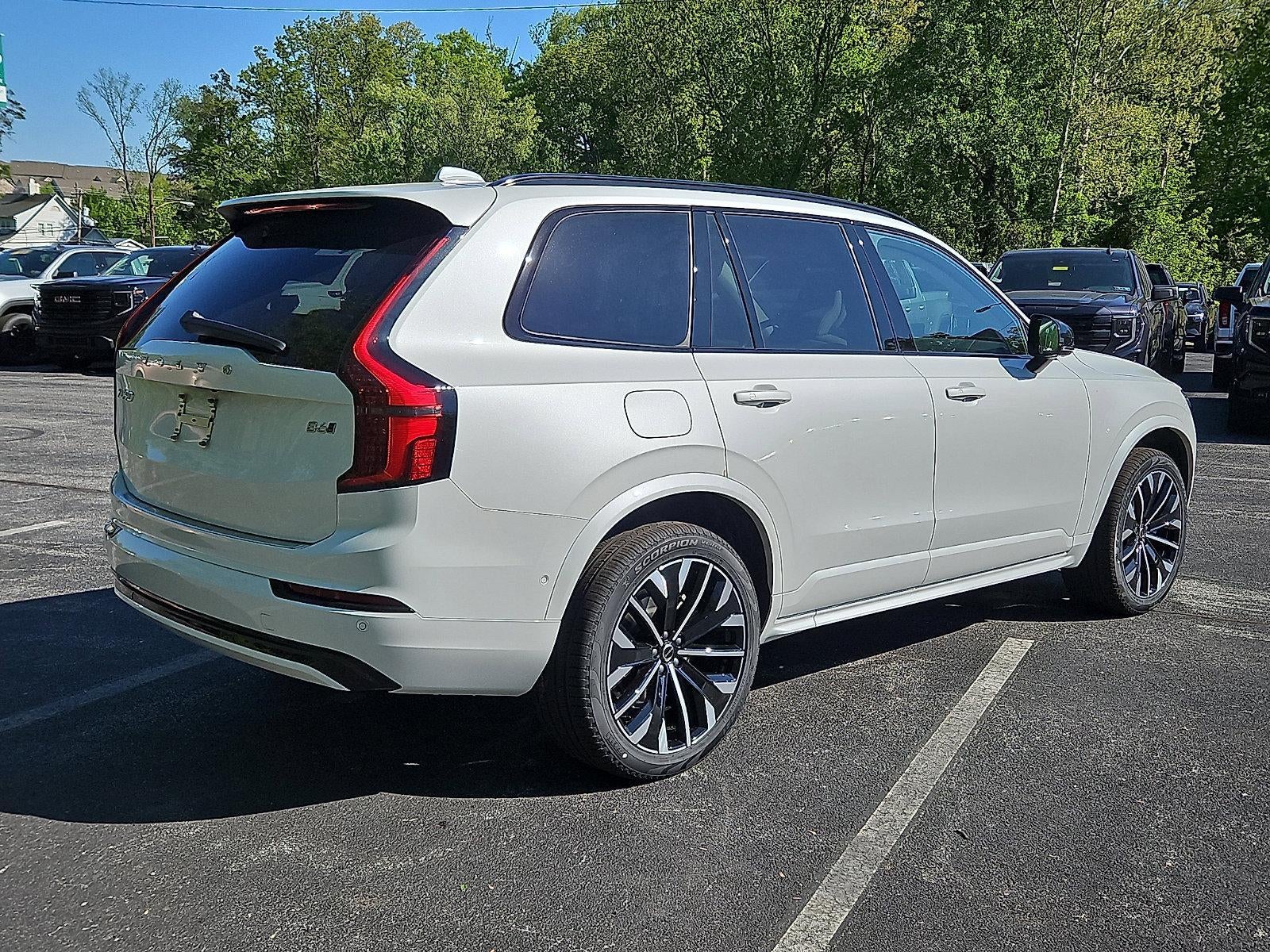 2026 Volvo XC90 B6 AWD Ultra Dark Theme 6-Seater