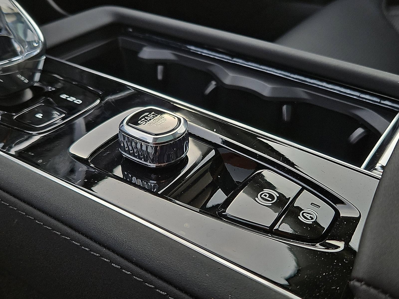 2026 Volvo XC90 B6 AWD Ultra Dark Theme 7-Seater
