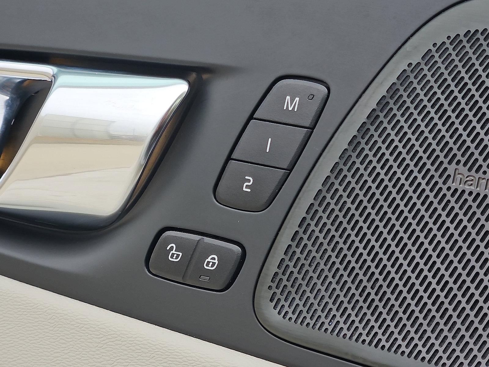 2023 Volvo XC60 B6 AWD Ultimate Bright Theme