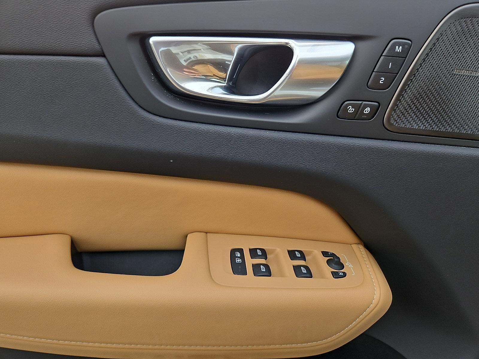 2023 Volvo XC60 B5 AWD Ultimate Bright Theme