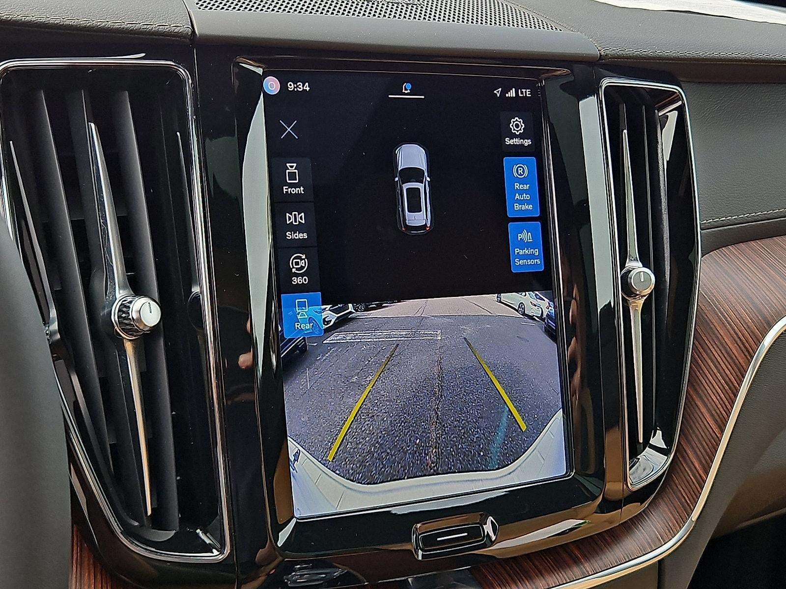 2023 Volvo XC60 B5 AWD Ultimate Bright Theme