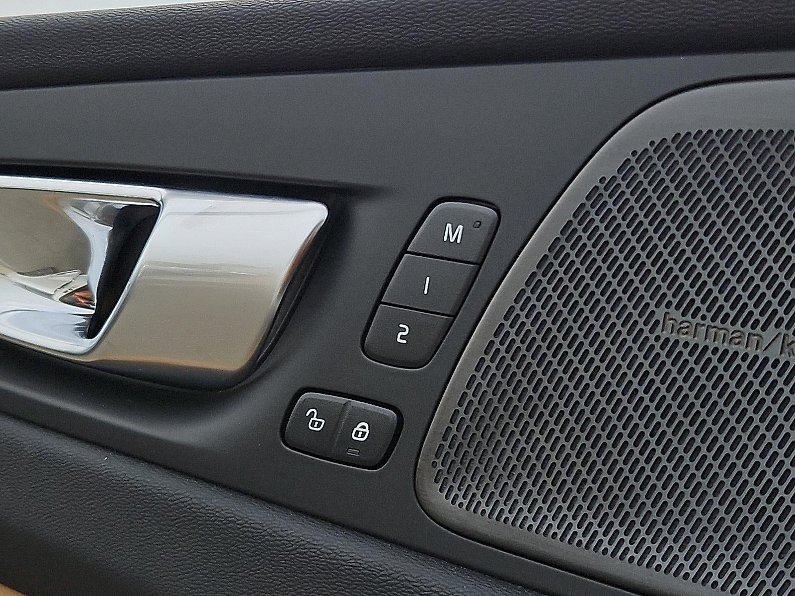 2023 Volvo XC60 B5 AWD Ultimate Bright Theme