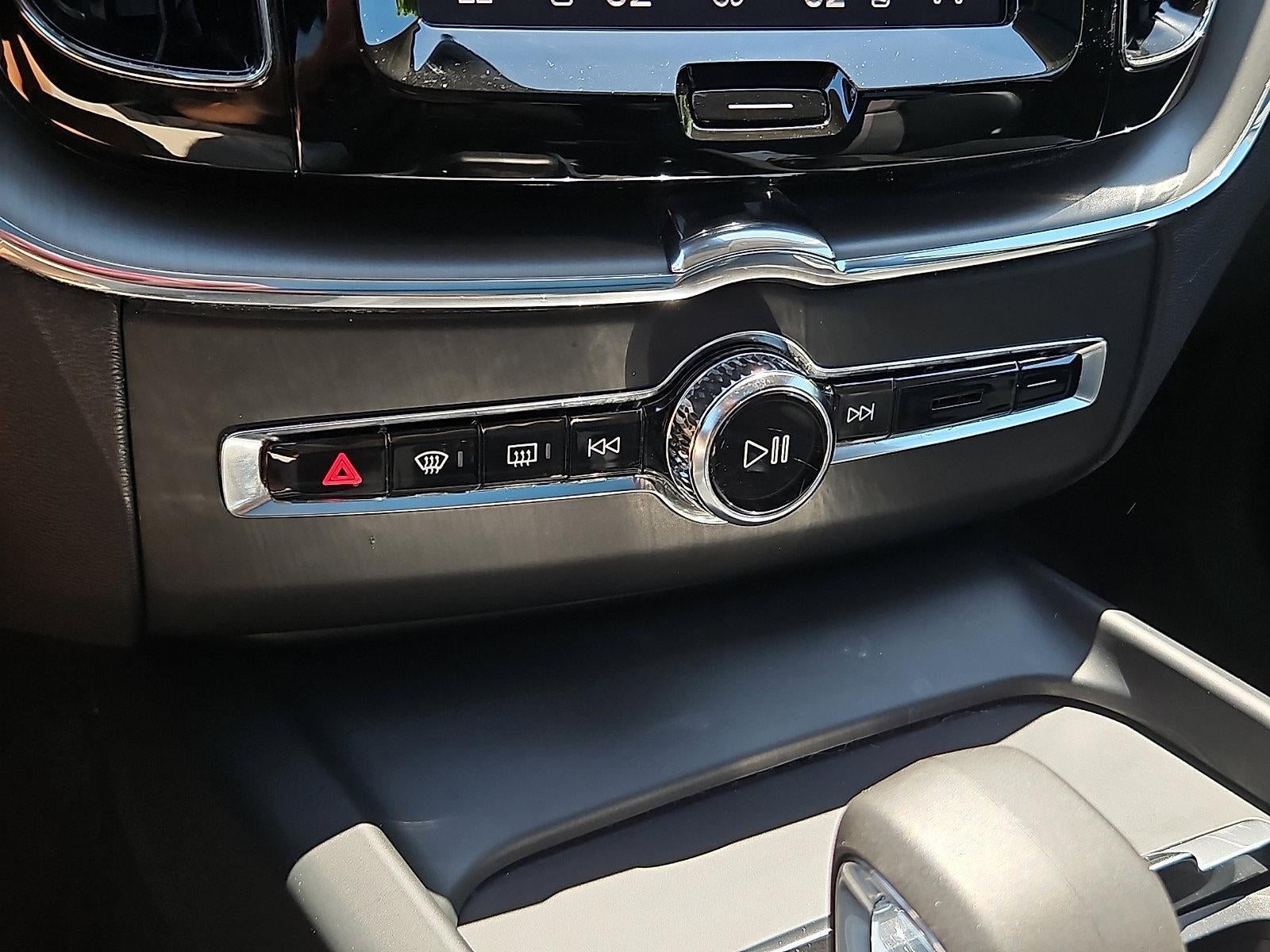 2024 Volvo XC60 B5 AWD Core Dark Theme