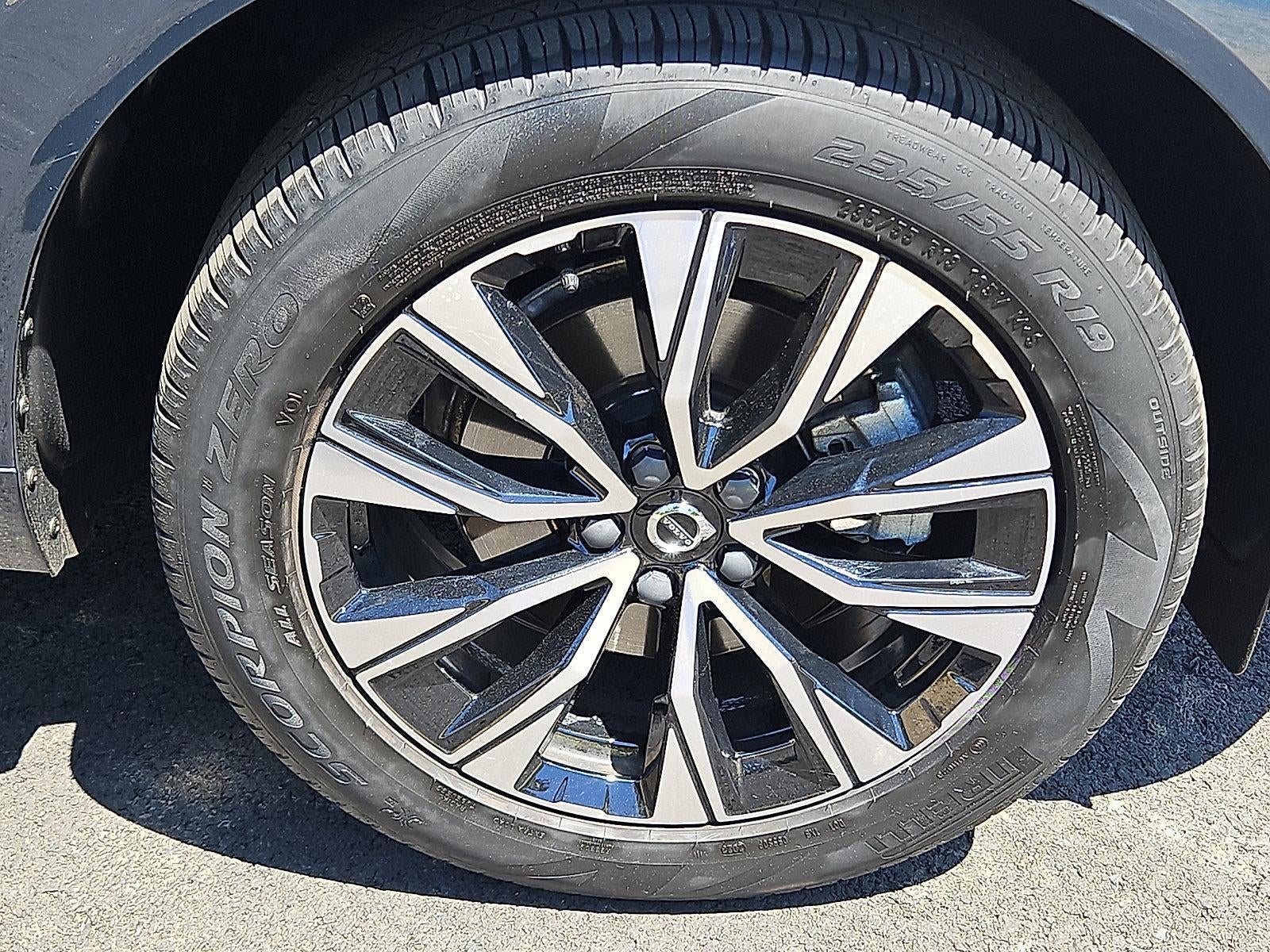 2024 Volvo XC60 B5 AWD Core Dark Theme
