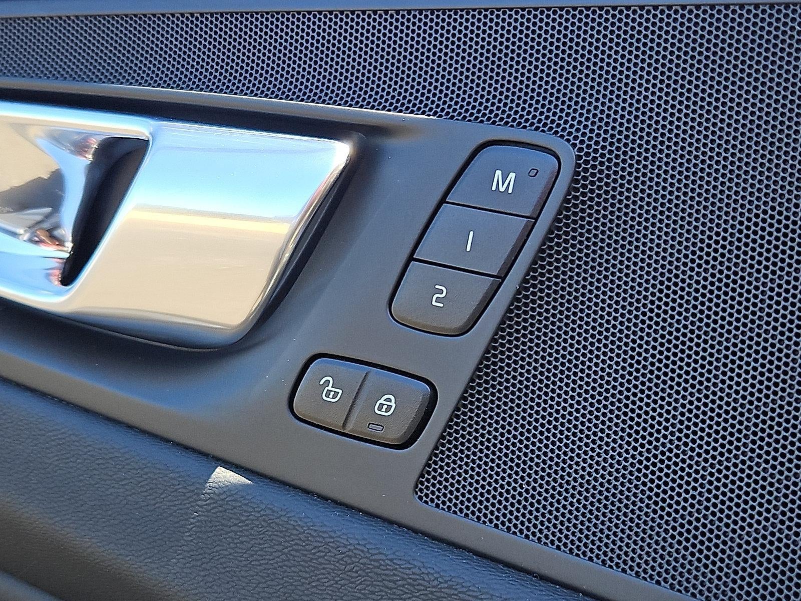 2024 Volvo XC60 B5 AWD Core Dark Theme