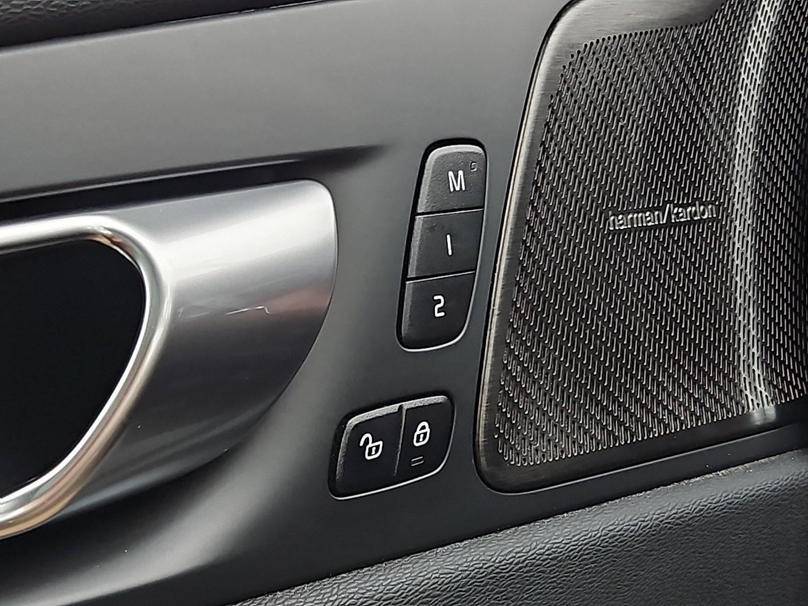 2024 Volvo XC60 B5 AWD Ultimate Dark Theme