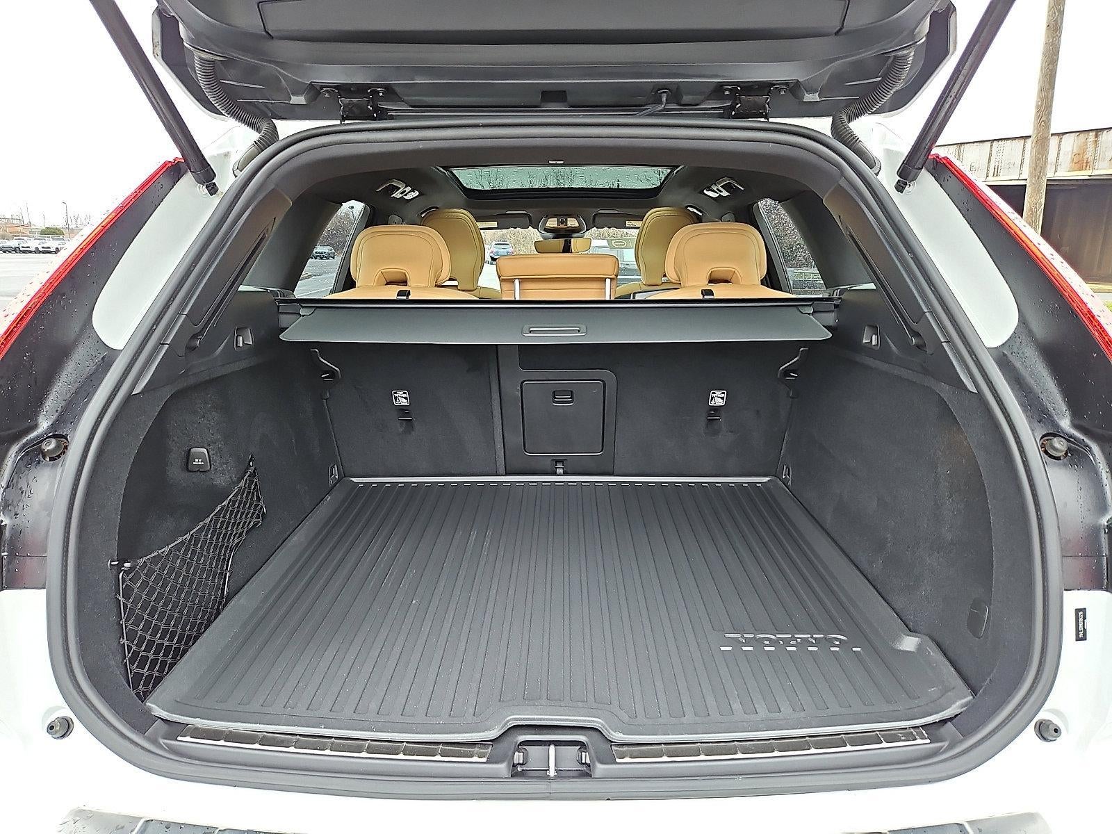 2024 Volvo XC60 B5 AWD Ultimate Dark Theme