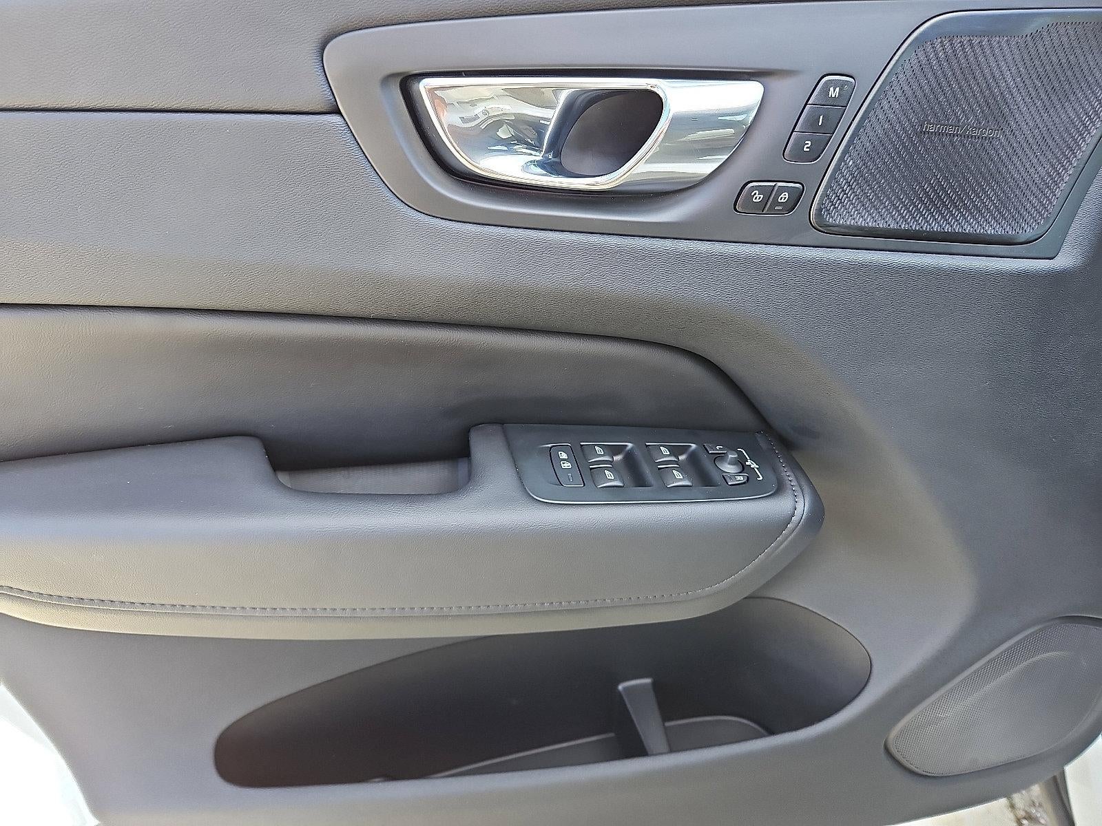 2023 Volvo XC60 B5 AWD Plus Dark Theme