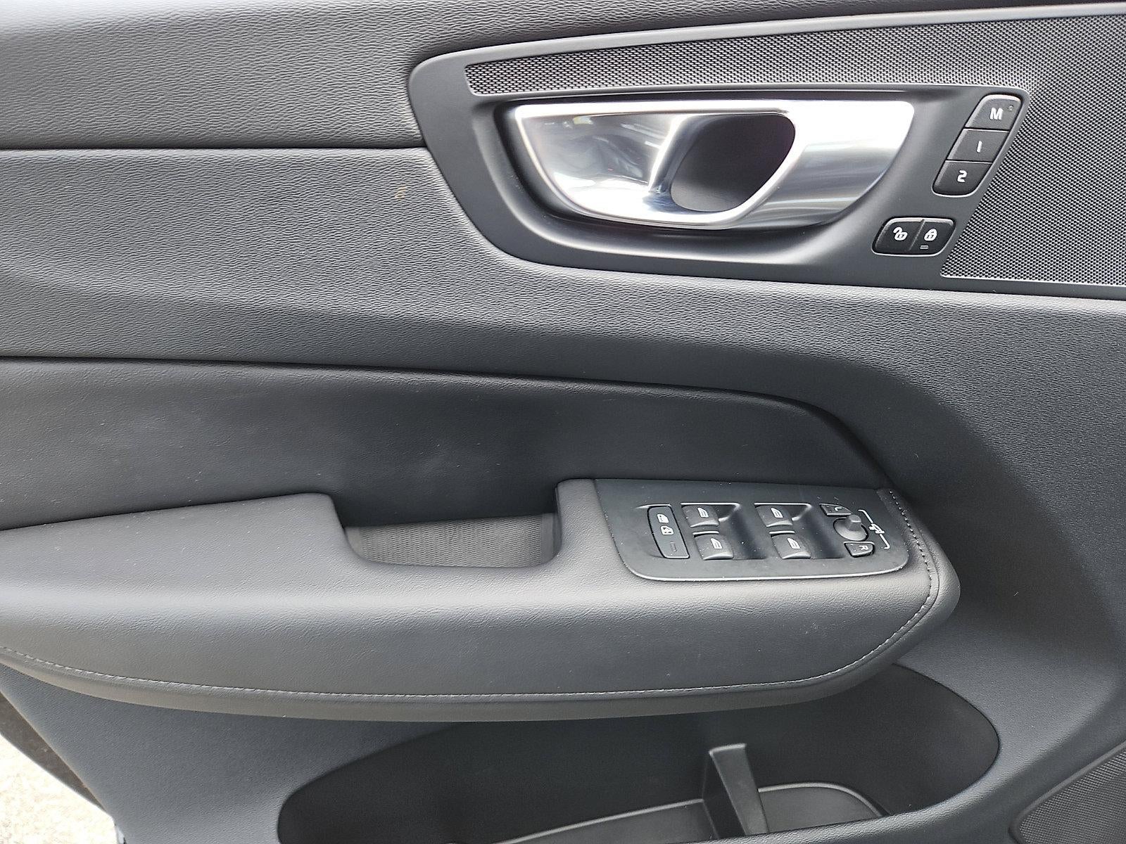 2023 Volvo XC60 B5 AWD Plus Dark Theme