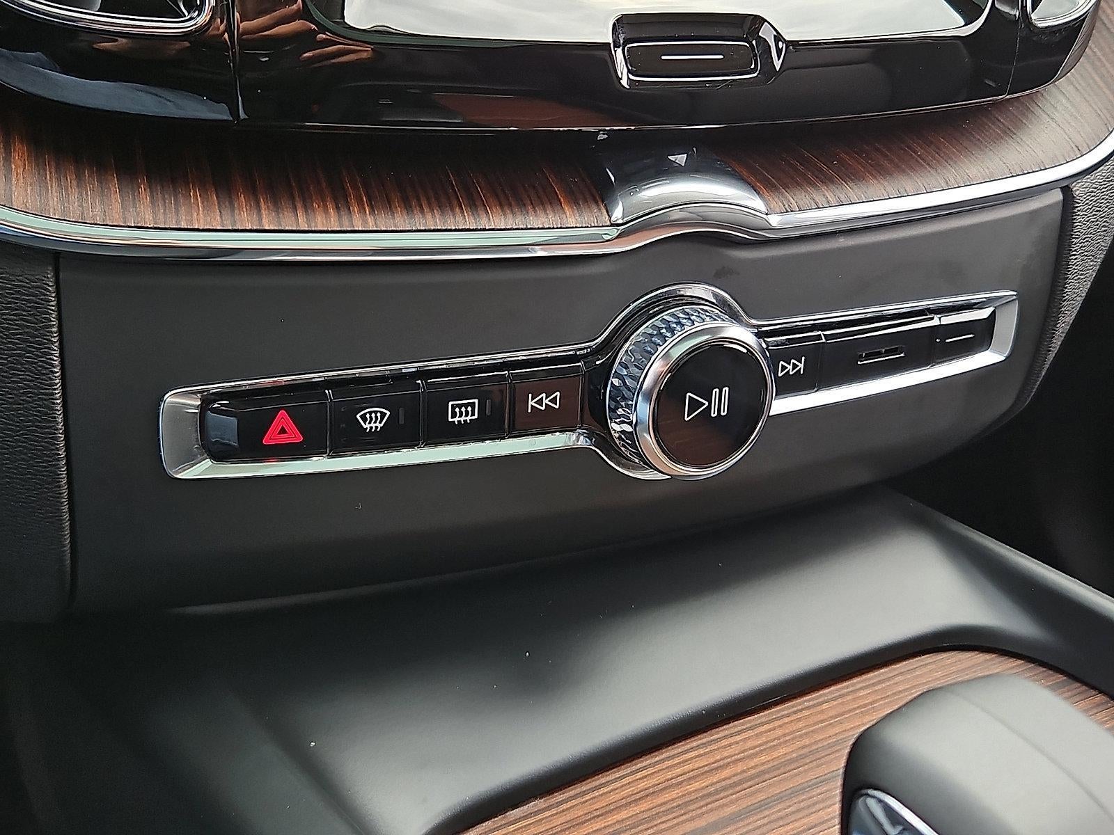 2023 Volvo XC60 B5 AWD Plus Dark Theme