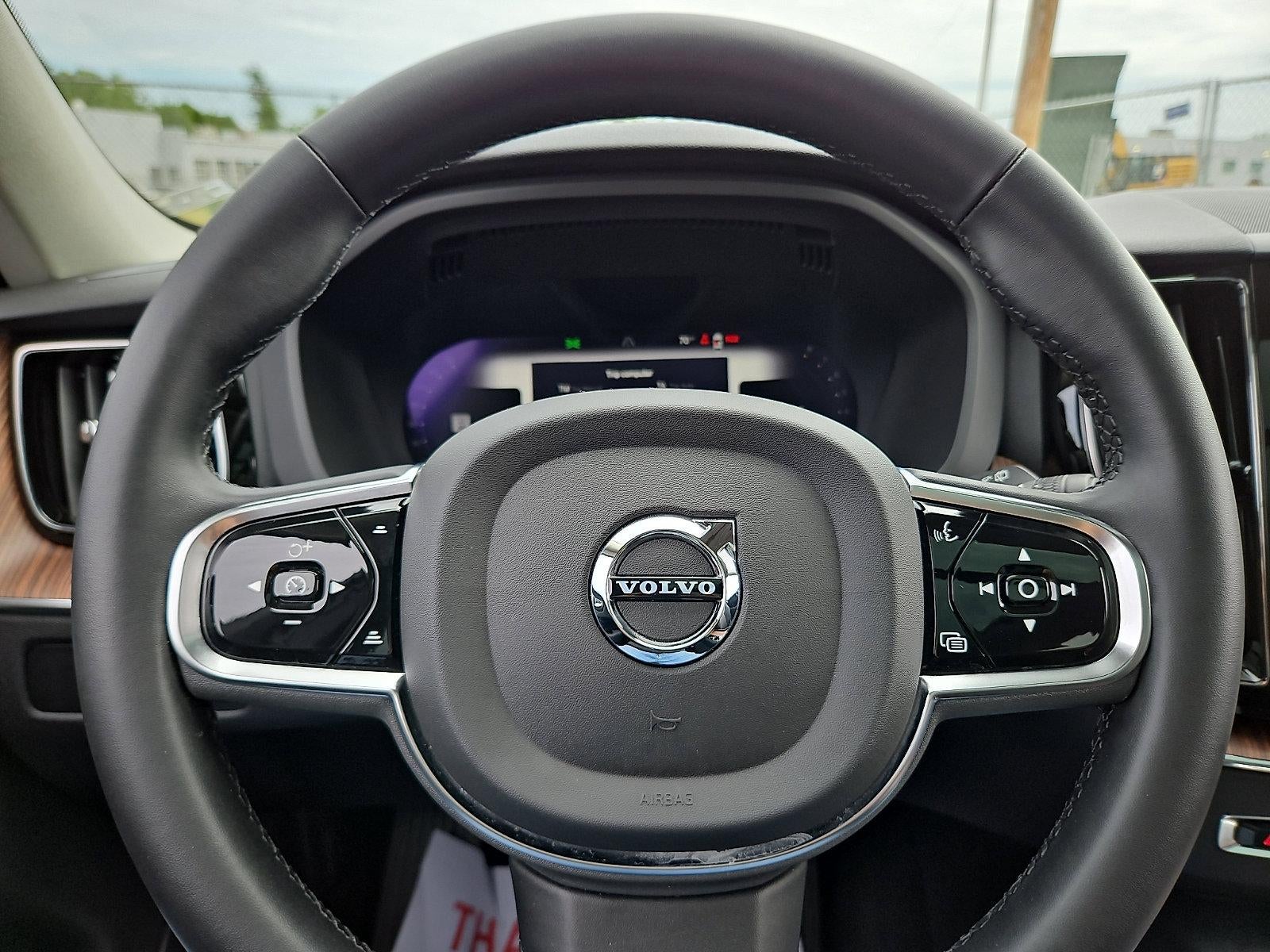 2023 Volvo XC60 B5 AWD Plus Dark Theme