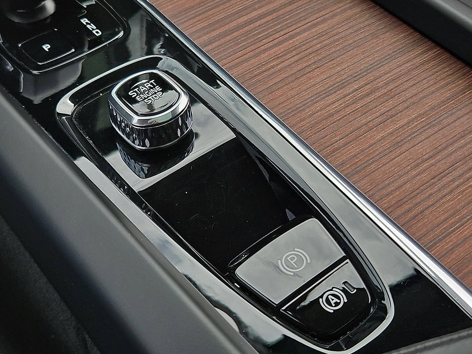 2023 Volvo XC60 B5 AWD Plus Dark Theme