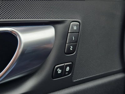 2023 Volvo XC60 B5 AWD Plus Dark Theme