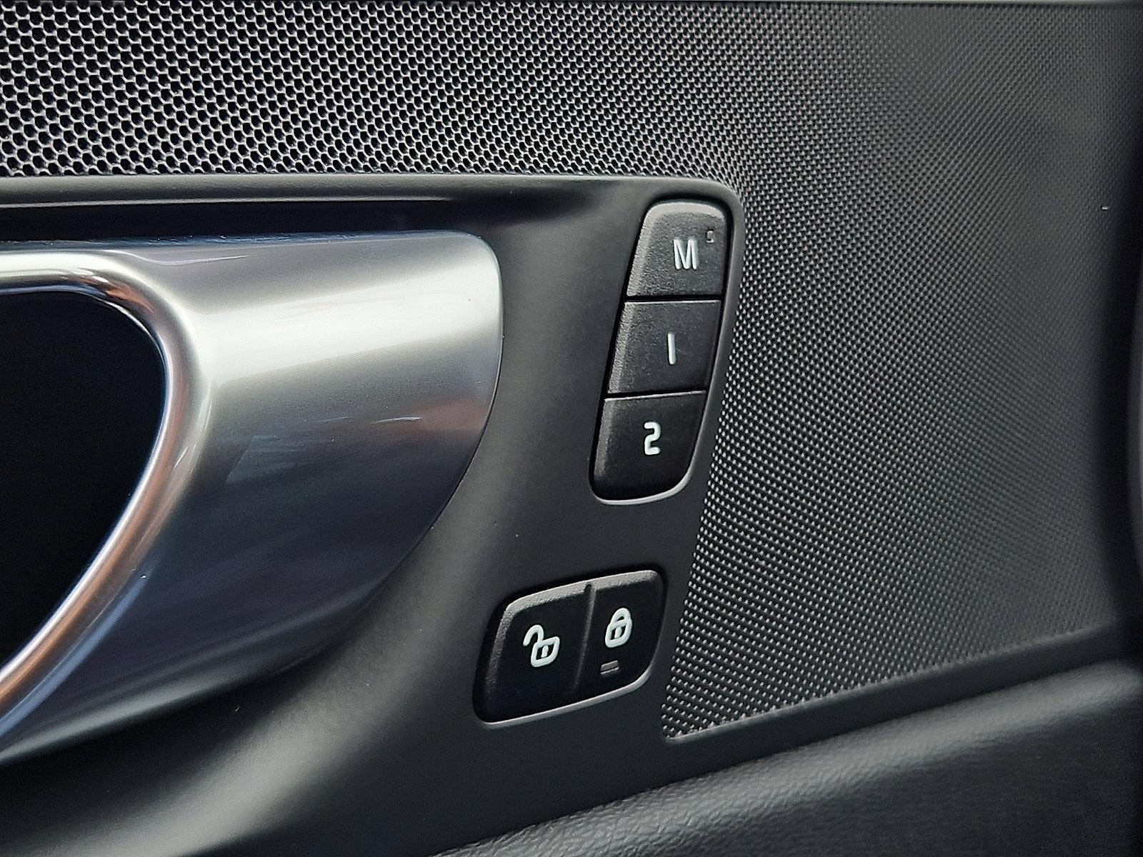 2023 Volvo XC60 B5 AWD Plus Dark Theme