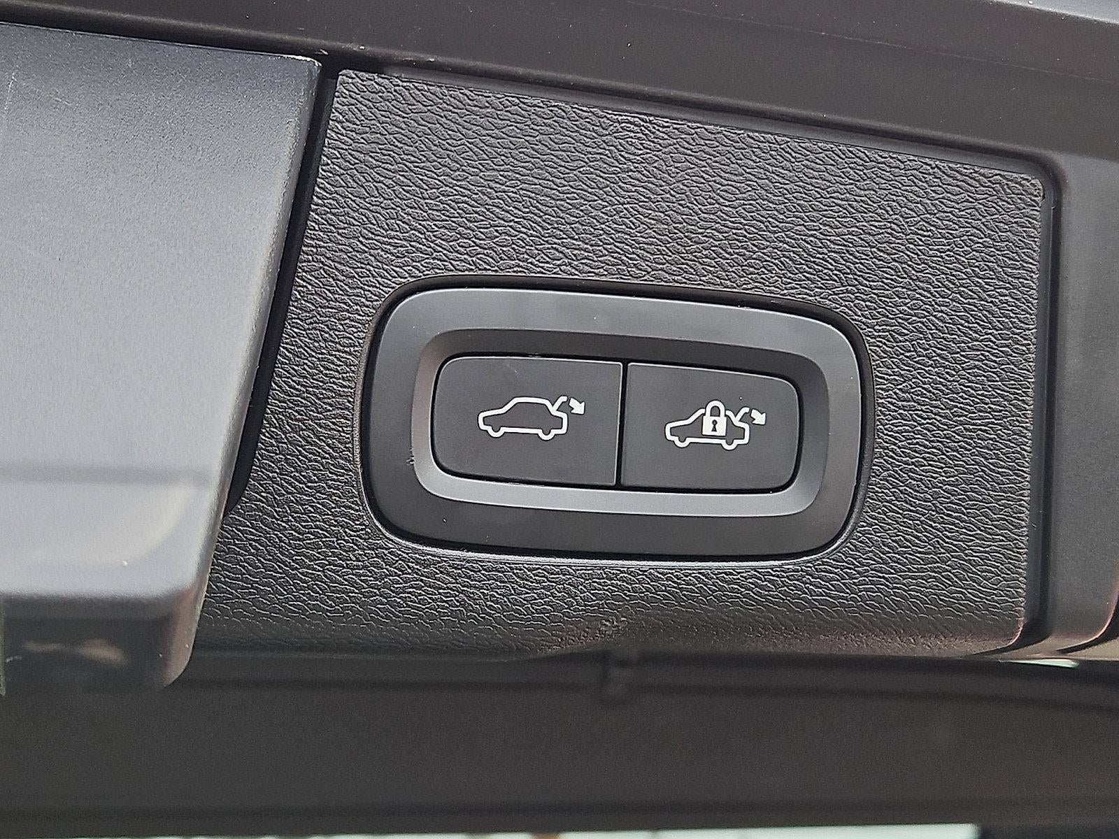 2023 Volvo XC60 B5 AWD Plus Dark Theme