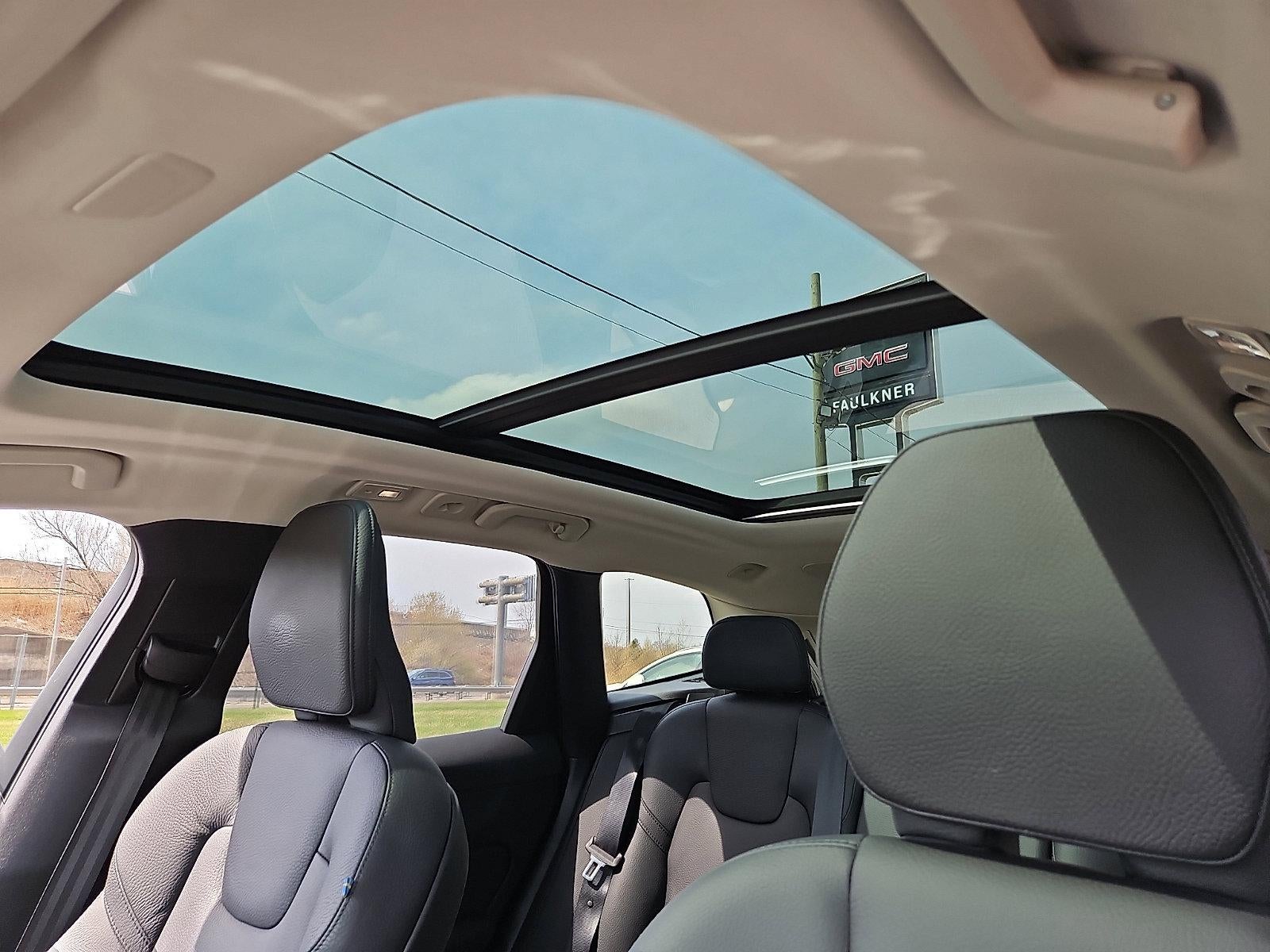 2023 Volvo XC60 B5 AWD Plus Dark Theme