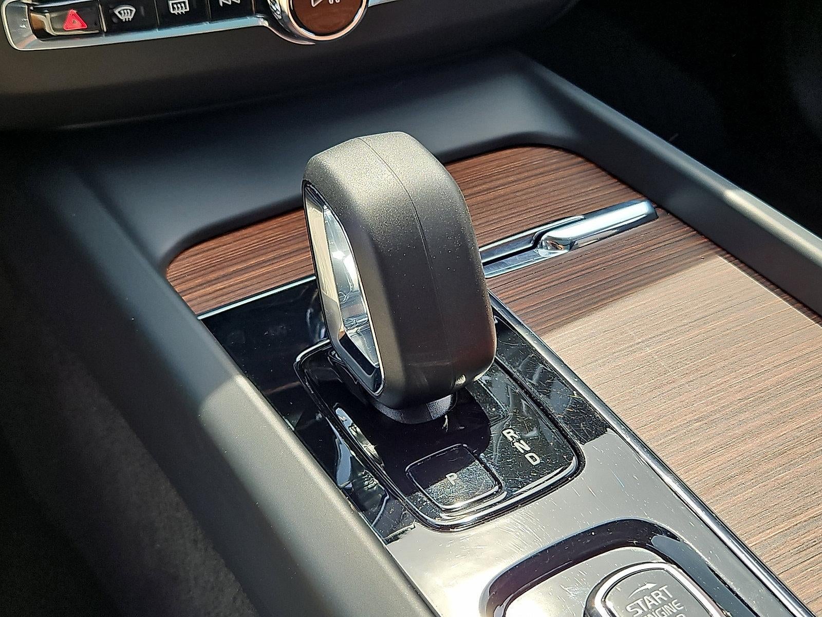 2023 Volvo XC60 B5 AWD Plus Dark Theme