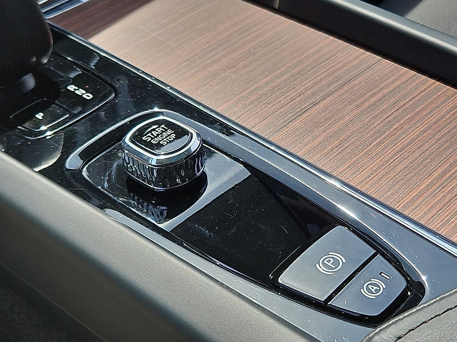 2023 Volvo XC60 B5 AWD Plus Dark Theme